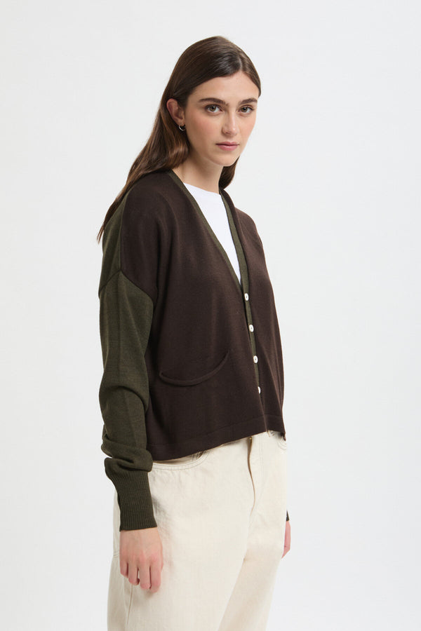 Cardigan bicolore verde-marrone in lana merino