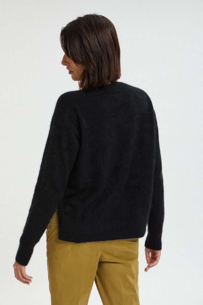 Long-sleeved crew-neck pullover
